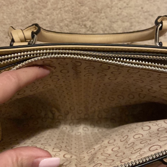 ** Guess Bag - Like Brand New ** - Picture 5 of 7